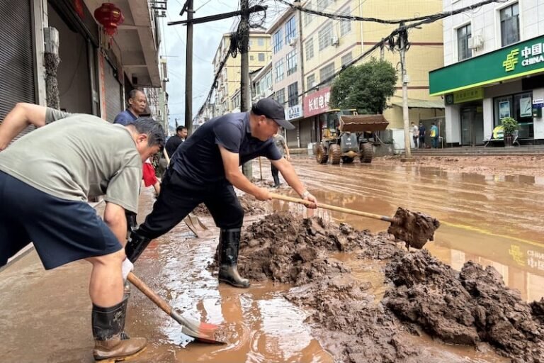 انهيار أرضي ينهي حياة خمسة صينيين