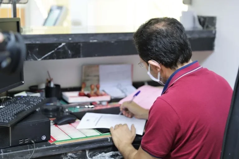 موظفون يترقبون زيادة الأجور الشهر القادم وسط شكاوى من ظروف المعيشة