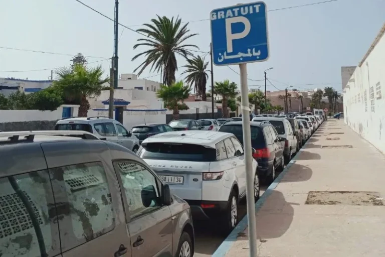 إشكالية « رَكن السيارات » تدفع مجالس جماعية بالمغرب إلى البحث عن حلول جديدة