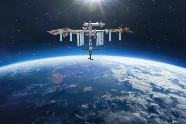 حطام قمر صناعي روسي يدفع روّاد فضاء إلى الاختباء بكبسولاتهم الفضائية