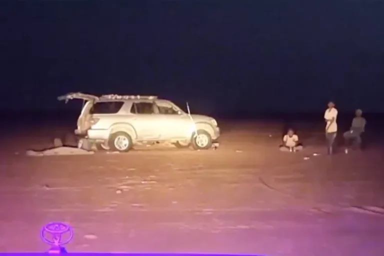 وفاة سودانية وإنقاذ عائلتها بعد تعطل سيارتهم بطريق الموت في الصحراء الليبية