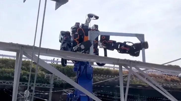 روبوت يشبه شخصيات كرتون الثمانينيات لصيانة السكك الحديد في اليابان