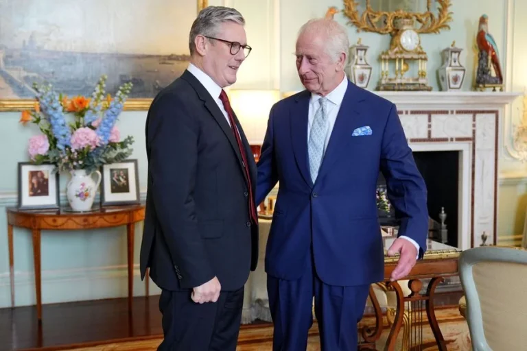 بريطانيا: الملك تشارلز الثالث يعين زعيم حزب العمال كير ستارمر رئيساً للوزراء