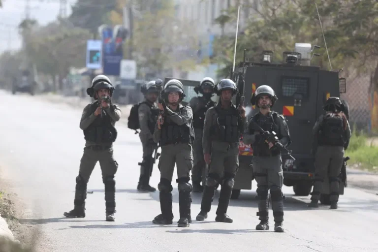 الاحتلال يعتقل 30 فلسطينيا بالضفة وينفذ اقتحامات جديدة