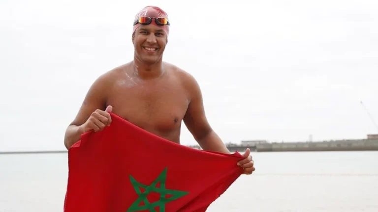 حسن بركة يحطم الأرقام القياسية كأول سباح مغربي يعبر قناة المانش