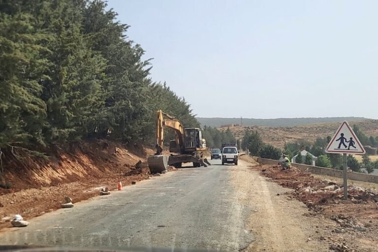 مشروع تأهيل طريق بن صميم بإفران