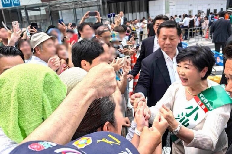 طوكيو تجدد الثقة في الحاكمة كويكي