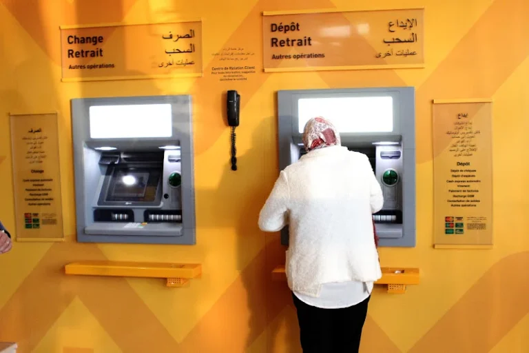 اقتصاديون: ارتفاع « الكاش » والاستبناك مفارقة .. والأداء الإلكتروني يحتاج التحفيز