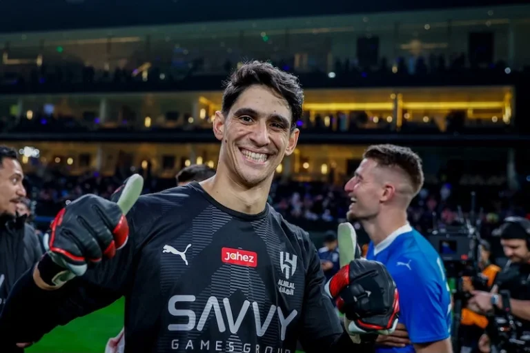 صفقة إيدرسون تهدد رقم ياسين بونو