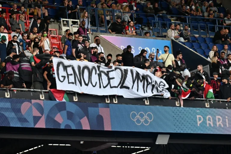 « أولمبياد الإبادة ».. احتجاج على حرب غزة بمباراة باراغواي ضد إسرائيل