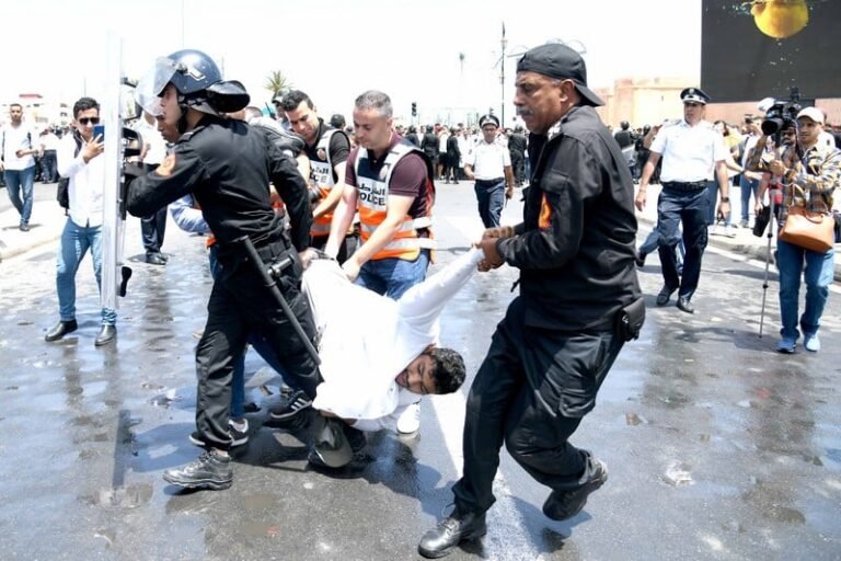 مركز حقوقي يستنكر تعنيف شغيلة الصحة‬