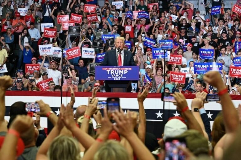 ترامب: « بايدن غبي وهاريس مجنونة »