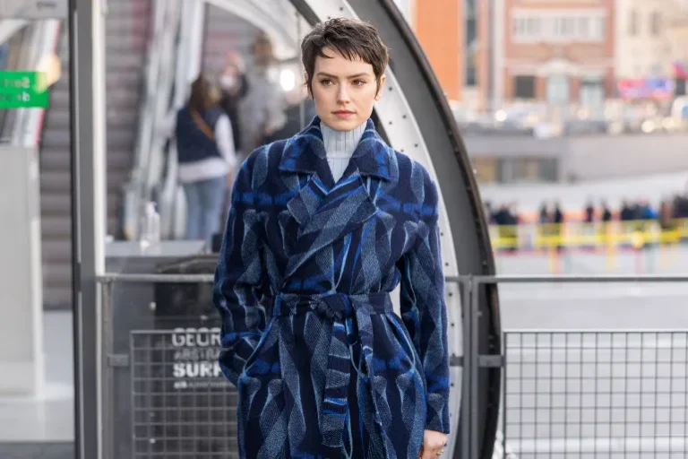 نجمة « حرب النجوم » البريطانية ديزي ريدلي تكشف إصابتها بمرض « غريفز »