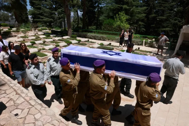 إسرائيل تعلن انتشال جثث 6 أسرى بغزة ومطالب الصفقة تحاصر نتنياهو