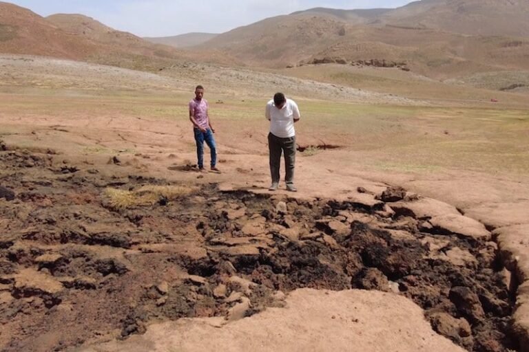 دخانٌ يحيط بمراعي تنكارف بأزيلال.. خبير يستبعد « النشاط البركاني أو المعدني »