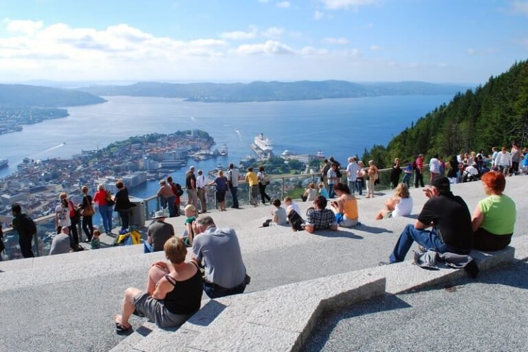 أوروبا تشتكي « السياحة المفرطة » .. التأثيرات السلبية وسياسات الاستدامة‬