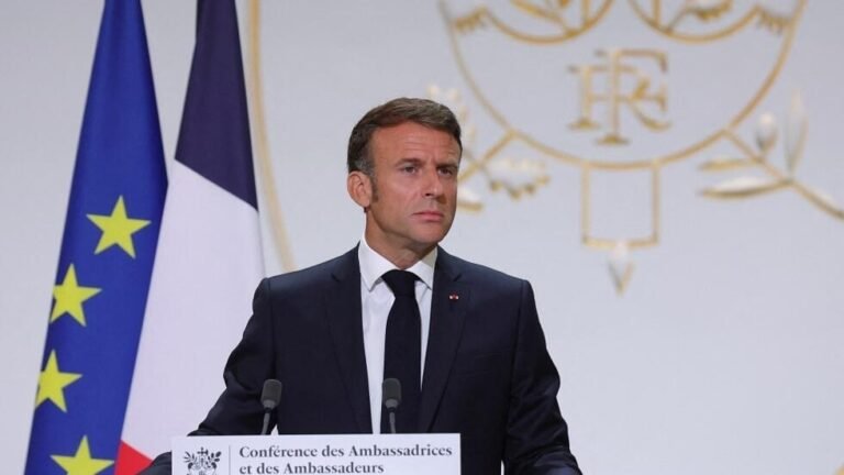 حزب فرنسا يسعى إلى تأمين دعم برلماني لعزل الرئيس ماكرون