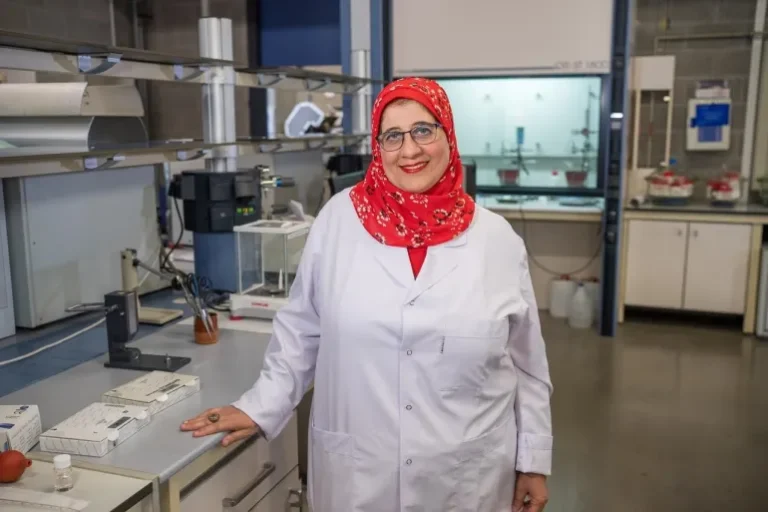 « تكييف الحجاب ».. دعوة لإدراج الباحثات المسلمات في معايير السلامة بالمختبرات