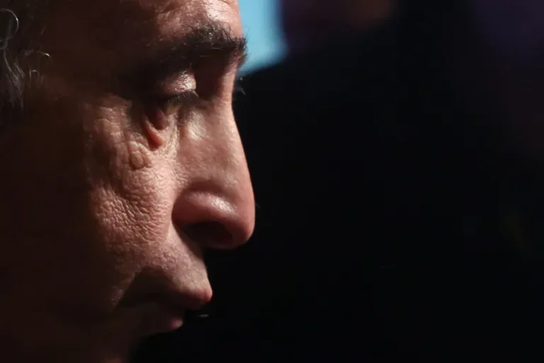 إيريك زمور.. قصة سقوط « نبي » الفاشية الفرنسية