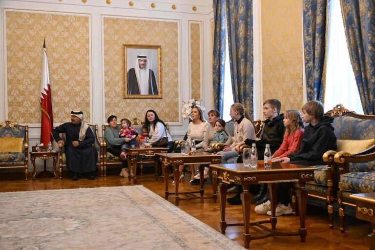 قطر تُعيد لمّ شمل 14 طفلاً أوكرانياً وروسياً مع عائلاتهم