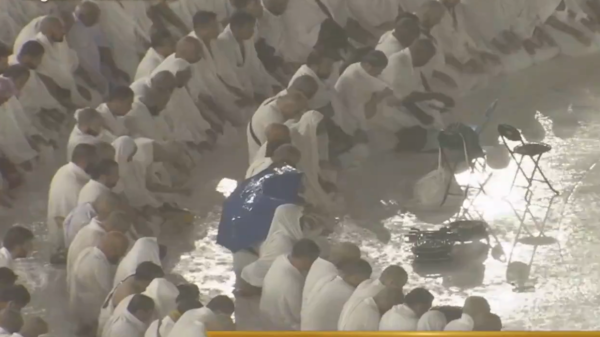 مكة المكرمة: مصلون يؤدون صلاة العشاء وسط الأمطار الغزيرة أمس الاثنين (فيديو)