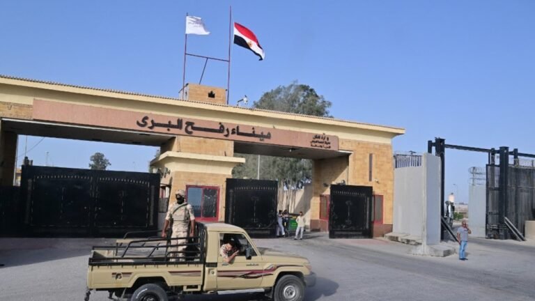 إسرائيل تفرج عن 97 أسيرًا فلسطينيًا عبر معبر رفح