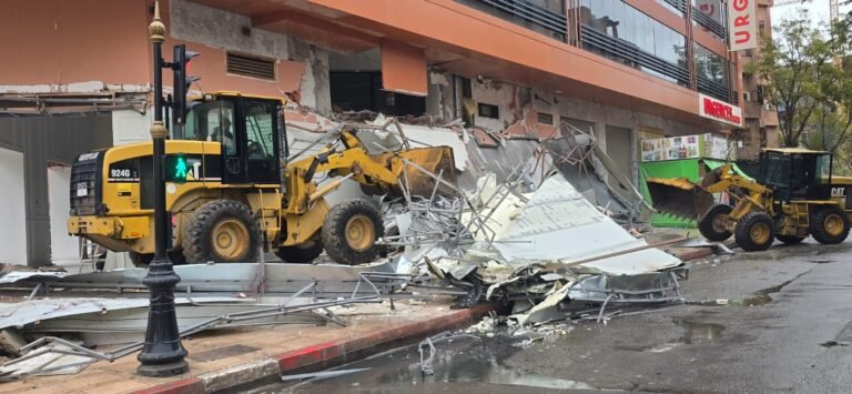 حملة تحرير الملك العمومي: هدم مقهى بشارع مولاي رشيد في مراكش