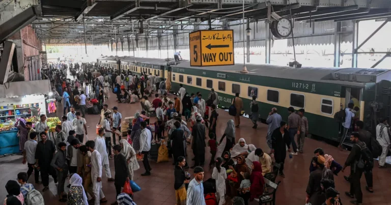 باكستان : مسلحون يحتجزون أكثر من 450 رهينة في قطار ببلوشستان