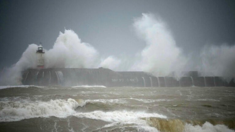 عاصفة لورانس تقترب من أوروبا: رياح قوية وأمطار غزيرة