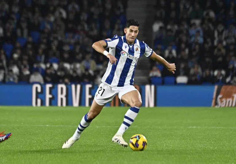 مانشستر يونايتد يسعى للتعاقد مع نايف أكرد