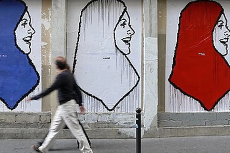 ماكرون: « لا مكان للعنصرية والكراهية »