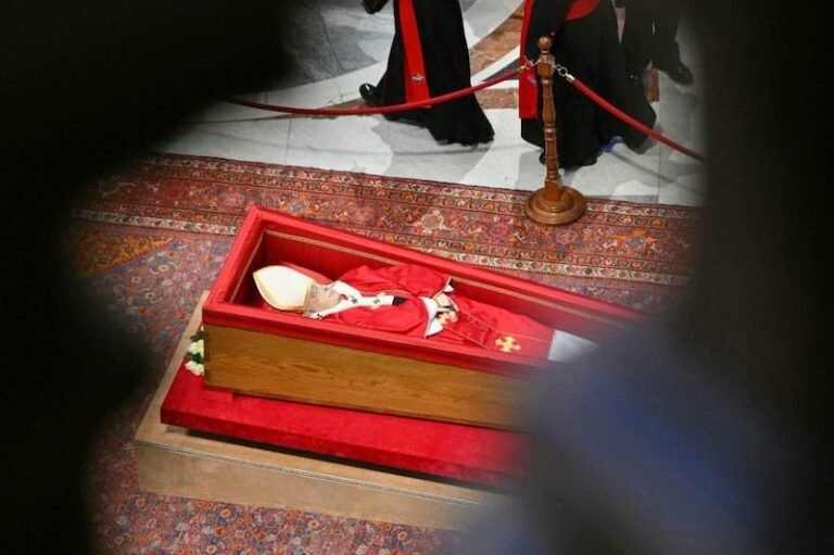 جنازة البابا .. بوصوف يقارب « المُقدس » في زمن الذكاء الاصطناعي