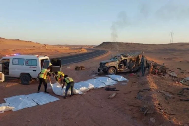 وفاة 11 مهاجرا في حادث بصحراء ليبيا