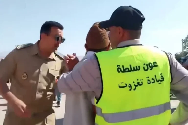 رجل سلطة يهين مسنا ومطالب بالتحقيق