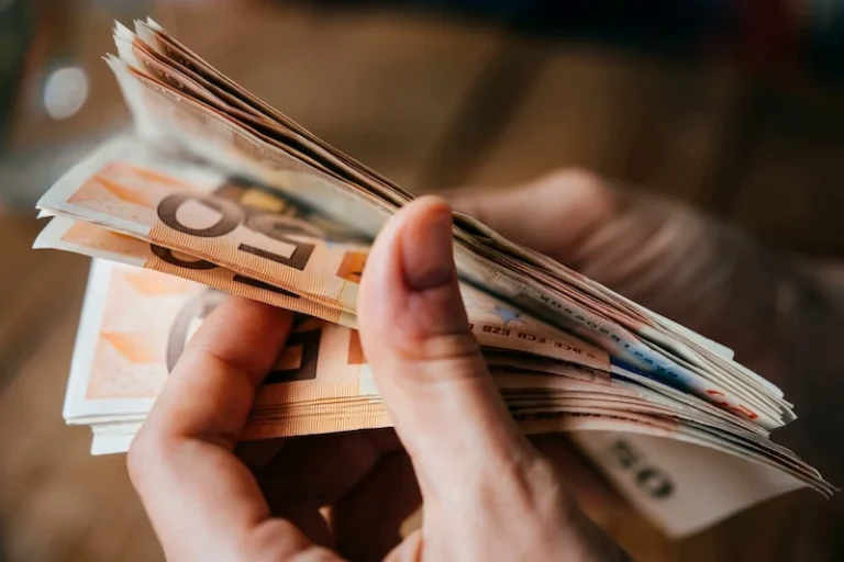 مكتب الصرف يشتبه في تورط « النقل بالتطبيقات » ضمن الاتجار بالعملات