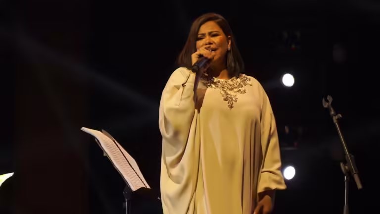 شيرين تُغضب جمهور مهرجان موازين.. أداء باهت وتنظيم فوضوي
