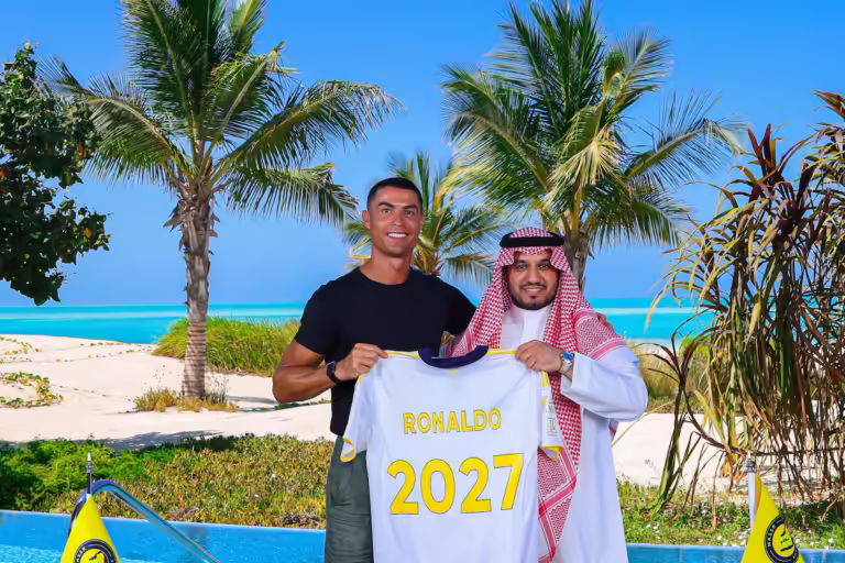 كريستيانو رونالدو يمدد عقده مع النصر حتى 2027