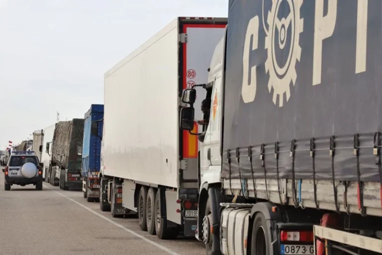 خدمات التجارة غير المالية تثير التفاؤل