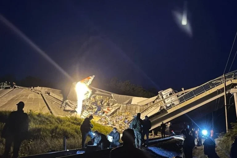 سبعة قتلى في انهيار جسرين بروسيا