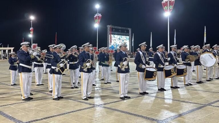 الحرس الملكي يضيء كورنيش المضيق في احتفالات عيد العرش