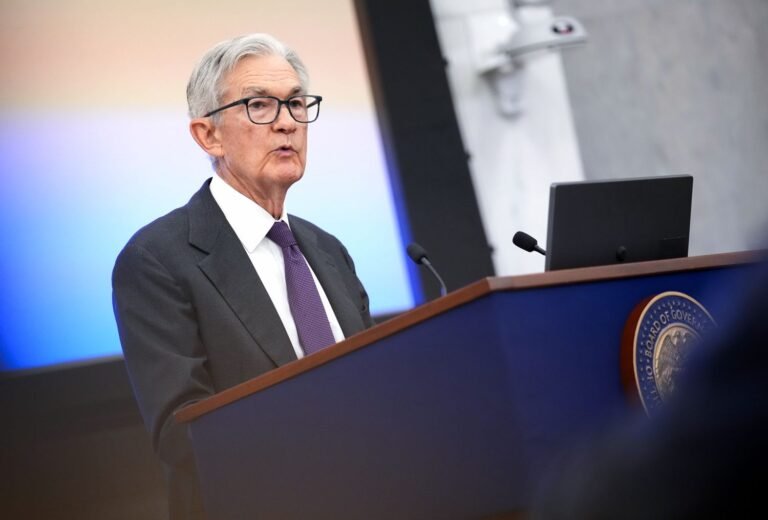 الفيدرالي الأميركي تحت الضغط: هل حان وقت خفض أسعار الفائدة؟