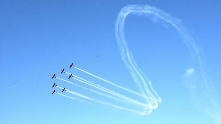 المضيق: عرض جوي مبهر لفريق « المسيرة الخضراء » بمناسبة عيد العرش