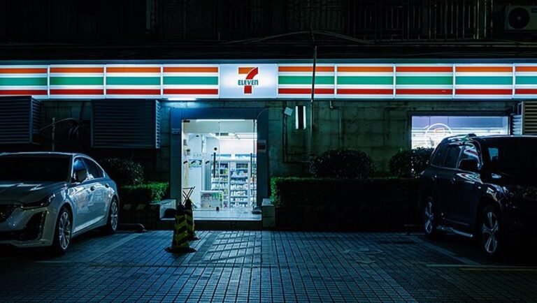 وفاة موظفة بعد اعتداء من مديرة متجر 7-Eleven في لوس أنجلوس