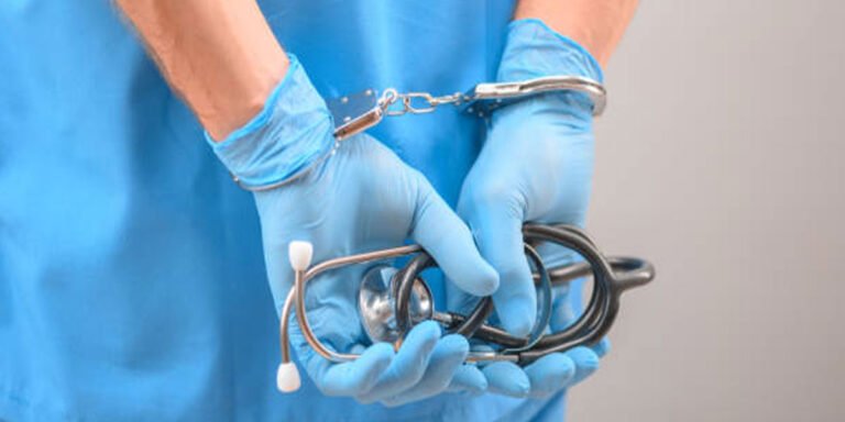 مراكش: توقيف طبيب وثلاثة أشخاص لتورطهم في إصدار شواهد طبية مزورة