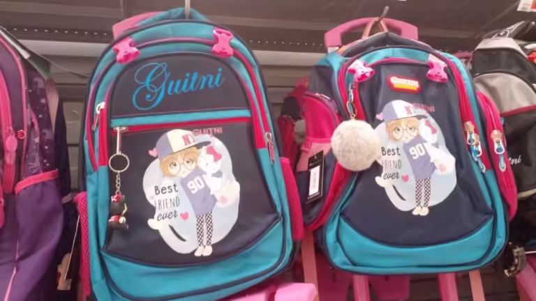 أكثر من 15 شاحنة محملة بمحافظ مدرسية عالقة في ميناء الدار البيضاء