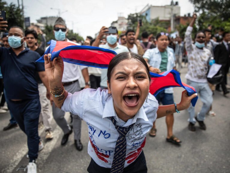 نيبال تغرق في الفوضى بعد استقالة رئيس الوزراء