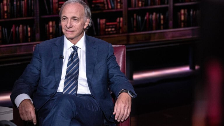 راي داليو يوصي بالذهب كوسيلة حماية في ظل تصاعد الديون العالمية