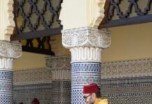 جلالة الملك يحيي شعائر عيد الفطر ويتقبل التهاني